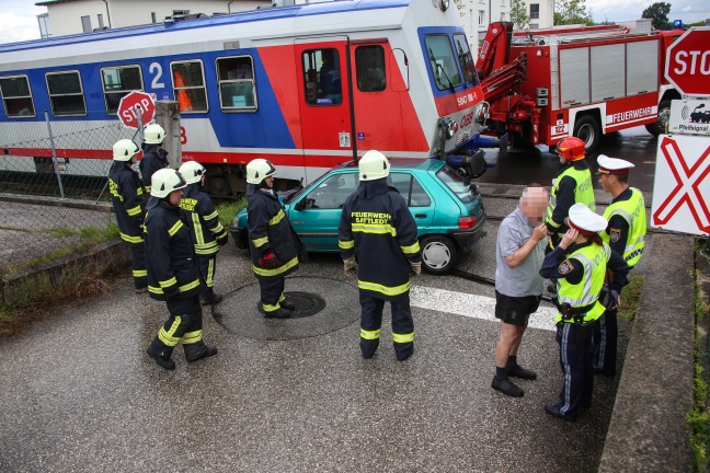 Verkehrsunfall zwischen Auto und Almtalbahn in Sattledt endet glimpflich
