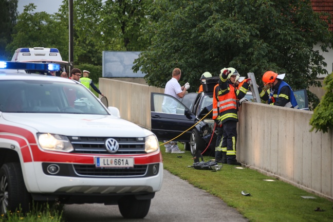 Auto kracht bei schwerem Verkehrsunfall in Pucking frontal in Betonmauer