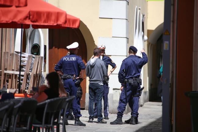 Lokalaugenschein in Welser Innenstadt nach Messerattacke auf Lokalbesucherin