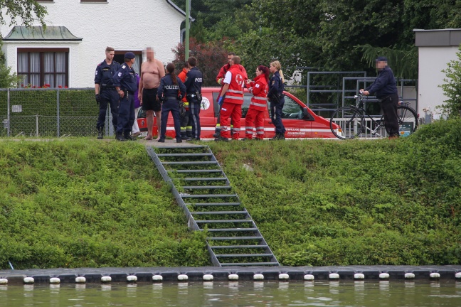 Leichtsinniger Schwimmer mit Feuerwehrboot aus der Traun gerettet
