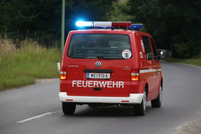 Feuerwehr bei Brand in Abfallverwertungsunternehmen in Wels-Pernau im Einsatz