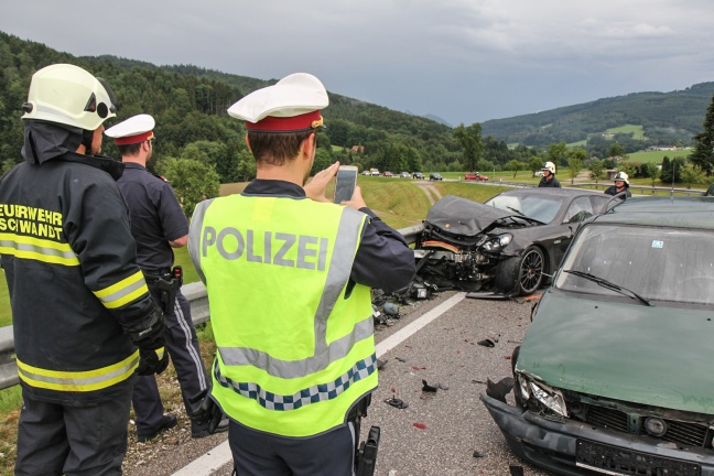 Teuren Sportwagen bei Unfall auf der Scharnsteiner Straße in Gschwandt gecrasht