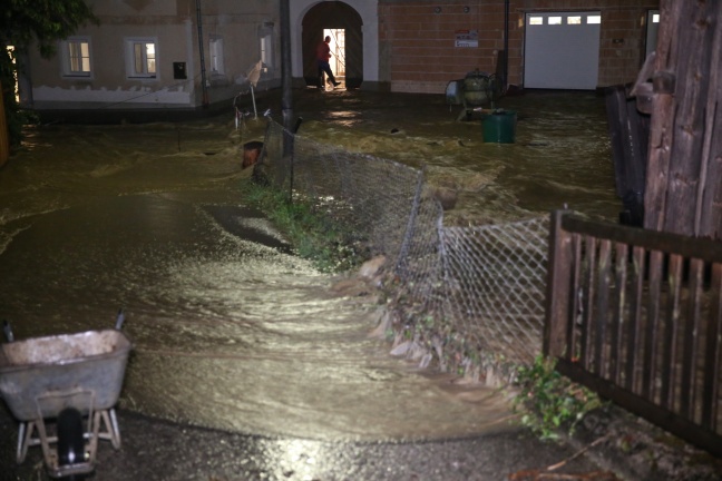 Personen bei schweren Überflutungen in Bad Wimsbach-Neydharting aus Häusern gerettet