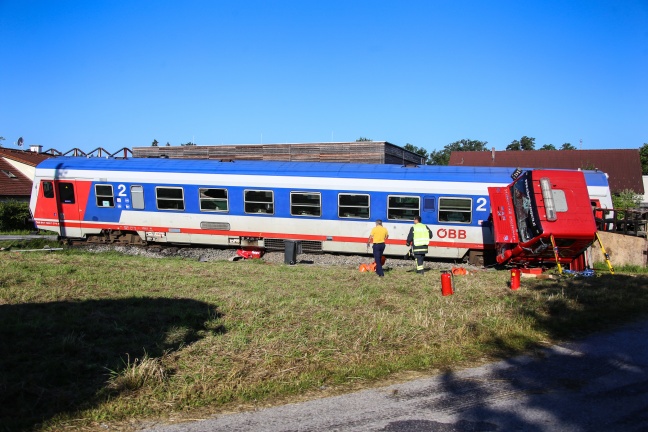 Sieben Verletzte bei Kollision zwischen Regionalzug und LKW in Sattledt