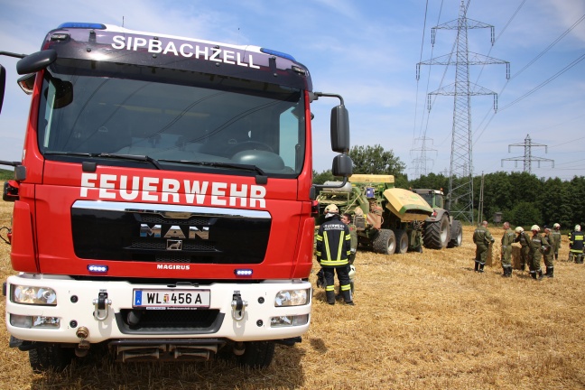Drei Feuerwehren bei Brand einer Strohpresse in Sipbachzell im Einsatz