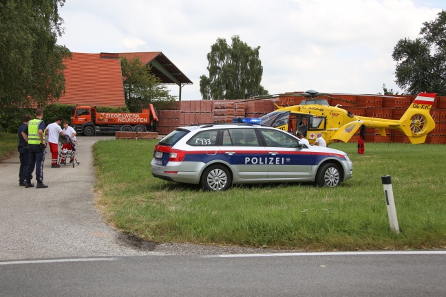 Notarzthubschrauber nach schwerem Arbeitsunfall in Neuhofen an der Krems im Einsatz
