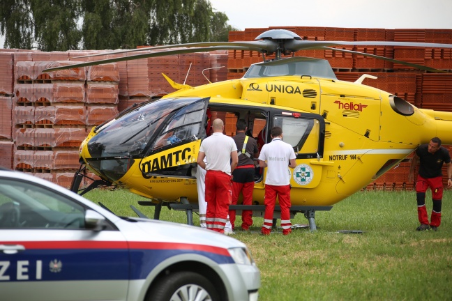 Notarzthubschrauber nach schwerem Arbeitsunfall in Neuhofen an der Krems im Einsatz