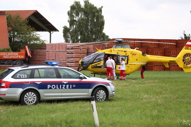 Notarzthubschrauber nach schwerem Arbeitsunfall in Neuhofen an der Krems im Einsatz
