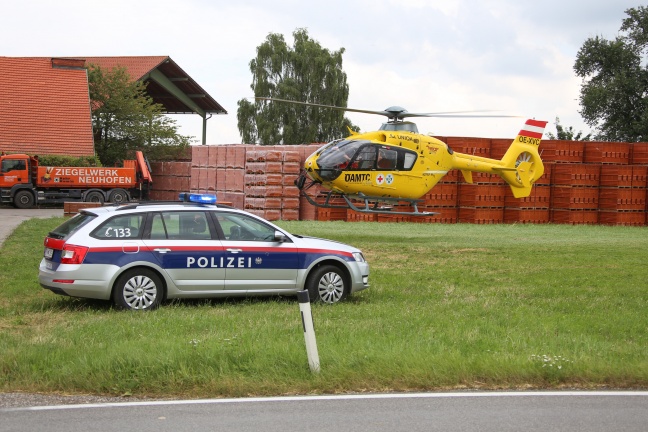 Notarzthubschrauber nach schwerem Arbeitsunfall in Neuhofen an der Krems im Einsatz