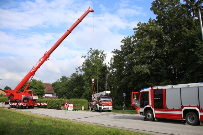 Teleskopmastbühne bei Tierrettung in Stadl-Paura in aufgeweichtem Untergrund eingesunken