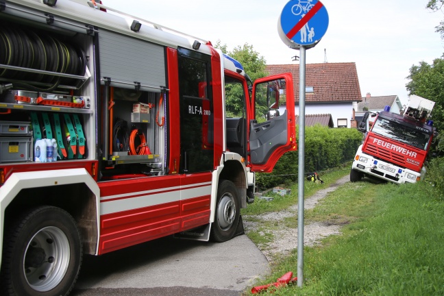 Teleskopmastbühne bei Tierrettung in Stadl-Paura in aufgeweichtem Untergrund eingesunken