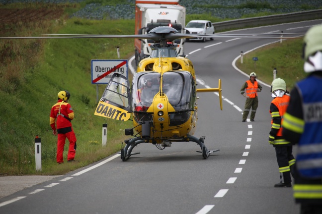Tödlicher Verkehrsunfall zwischen LKW und Kleintransporter in Hinzenbach
