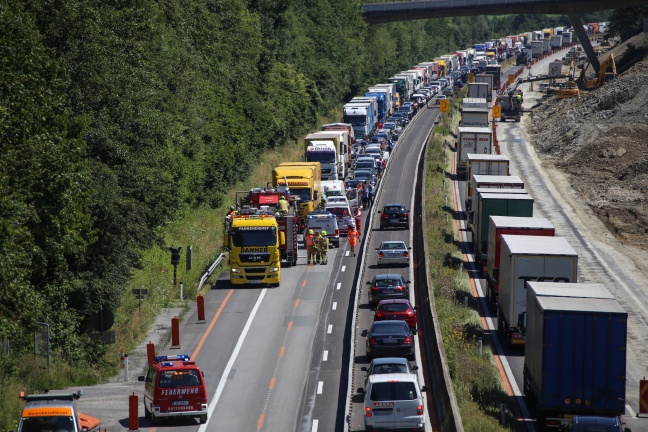 Schwerer Verkehrsunfall mit eingeklemmter Person auf der Innkreisautobahn bei Pram
