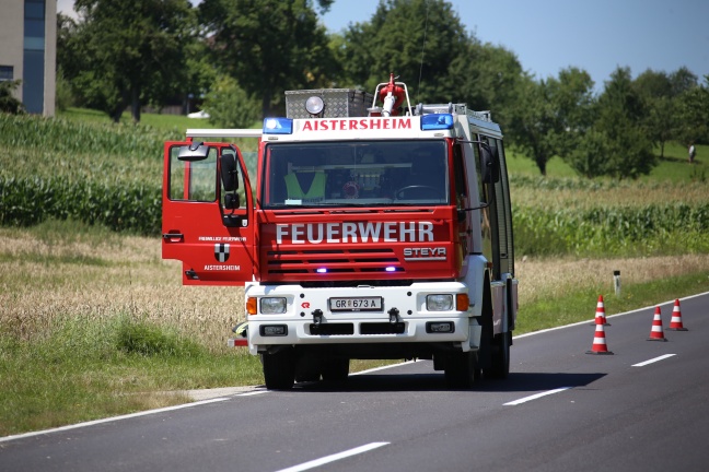Auto bei Verkehrsunfall auf der Innbachtalstraße in Aistersheim in ein Feld überschlagen
