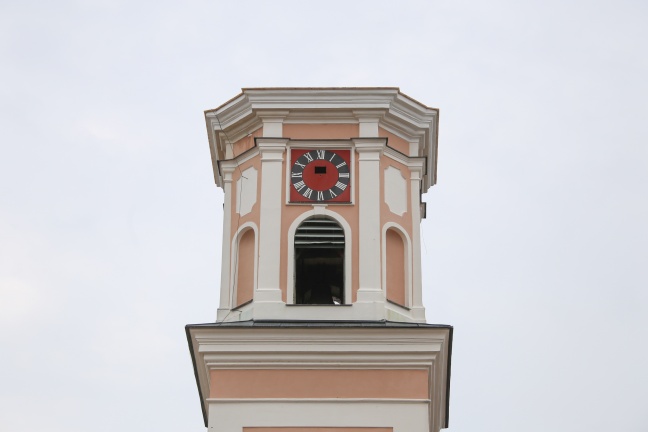 Interessanter Anblick: Kirchturm der Pfarrkirche Rottenbach derzeit ohne Dach