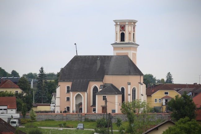 Interessanter Anblick: Kirchturm der Pfarrkirche Rottenbach derzeit ohne Dach