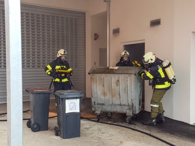 Brand im Müllraum einer Rot-Kreuz-Dienststelle sorgt für Einsatz der Feuerwehr