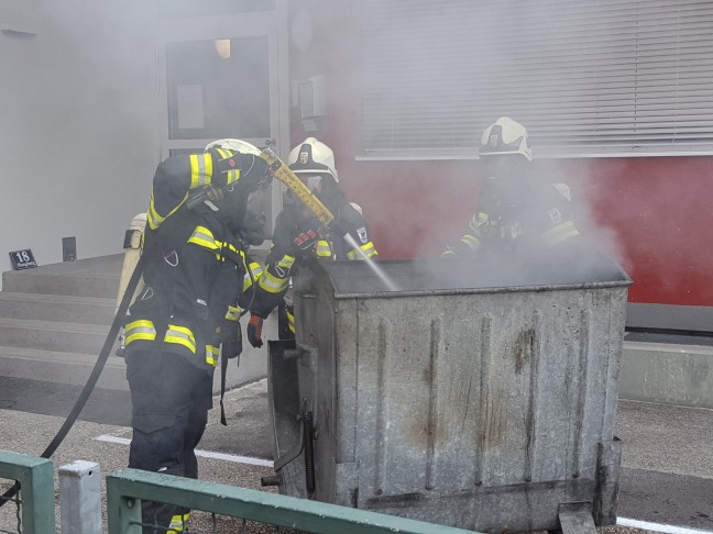 Brand im Müllraum einer Rot-Kreuz-Dienststelle sorgt für Einsatz der Feuerwehr