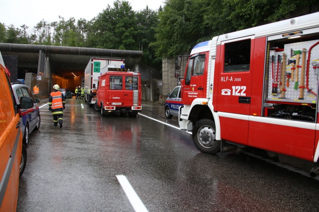 Verkehrsunfall mit Gefahrgut-LKW auf der Innkreisautobahn im Tunnel Steinhaus-Taxlberg
