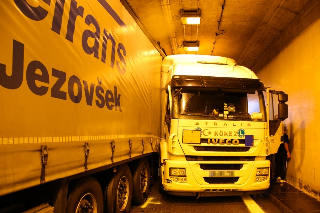 Verkehrsunfall mit Gefahrgut-LKW auf der Innkreisautobahn im Tunnel Steinhaus-Taxlberg