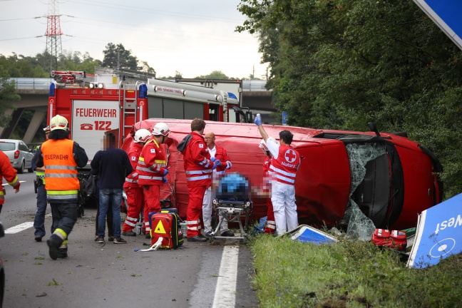 Drei Verletzte bei schwerem Verkehrsunfall mit Kleintransporter auf der Welser Autobahn