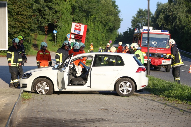Auto kracht auf Innviertler Straße in Bad Schallerbach gegen Anzeigetafel einer Tankstelle