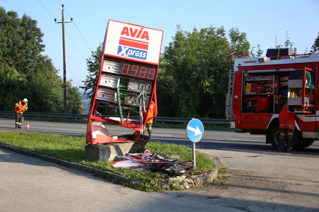 Auto kracht auf Innviertler Straße in Bad Schallerbach gegen Anzeigetafel einer Tankstelle