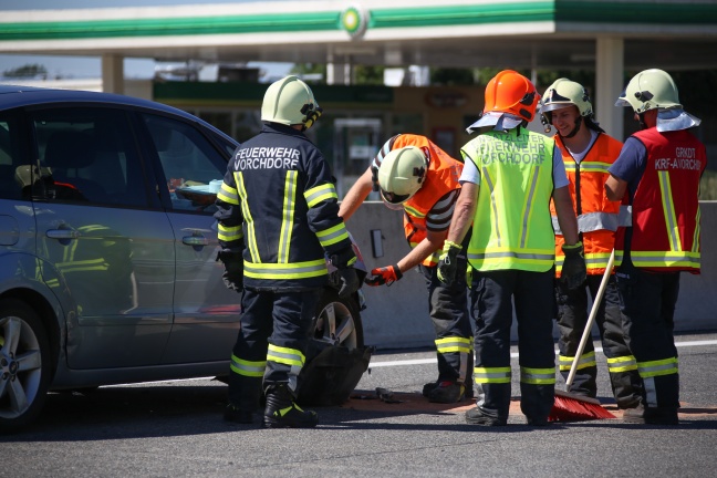 Stau nach Verkehrsunfall mit mehreren Fahrzeugen auf der Westautobahn bei Laakirchen