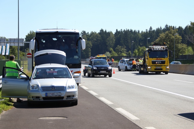 Stau nach Verkehrsunfall mit mehreren Fahrzeugen auf der Westautobahn bei Laakirchen