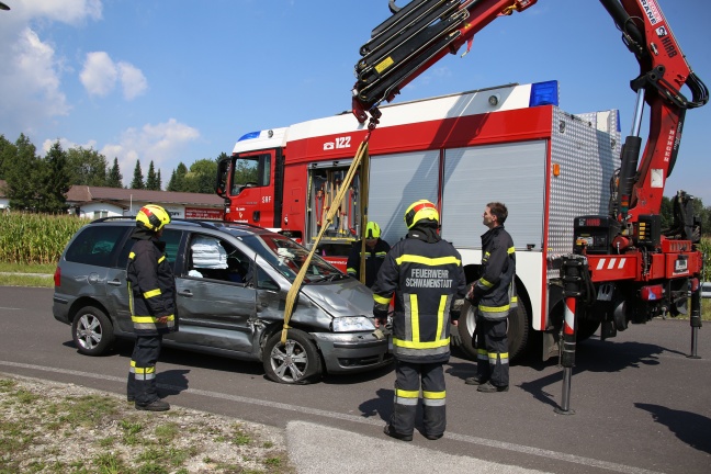 Mehrere Verletzte bei Kreuzungscrash zwischen drei Fahrzeugen in Schwanenstadt