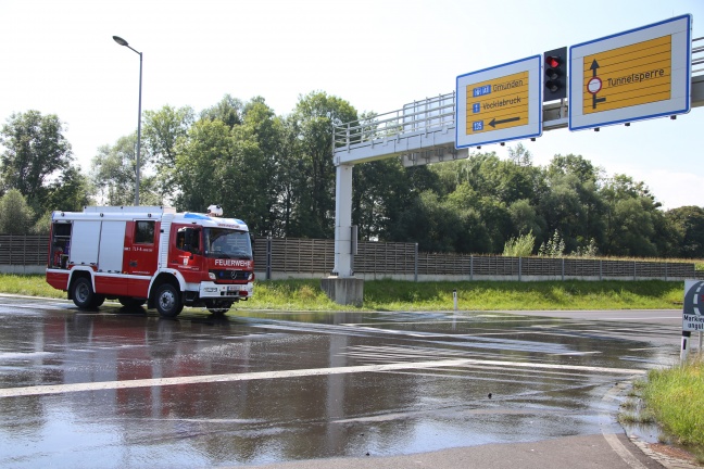 Mehrere Verletzte bei Kreuzungscrash zwischen drei Fahrzeugen in Schwanenstadt