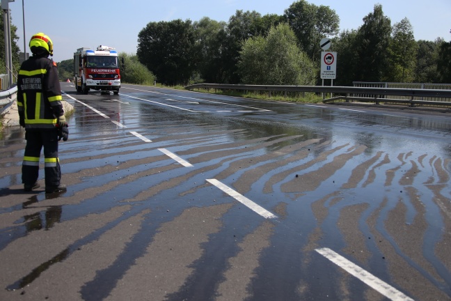 Mehrere Verletzte bei Kreuzungscrash zwischen drei Fahrzeugen in Schwanenstadt