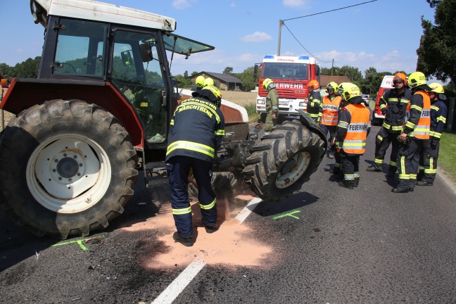 Ein Leichtverletzter bei Kollision zwischen PKW und Traktor auf der Ofteringer Straße