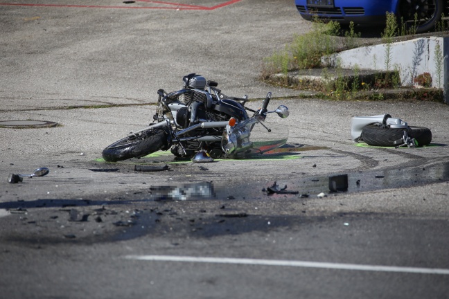 Schwerer Verkehrsunfall mit Motorrad in Ried im Traunkreis