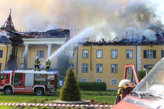 Ermittlungen nach Großbrand im Schloss Ebenzweier in Altmünster abgebrochen