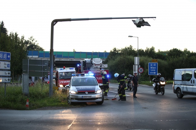 Feuerwehr musste durch Heuballentransport beschädigte Ampelanlage in Sattledt reparieren