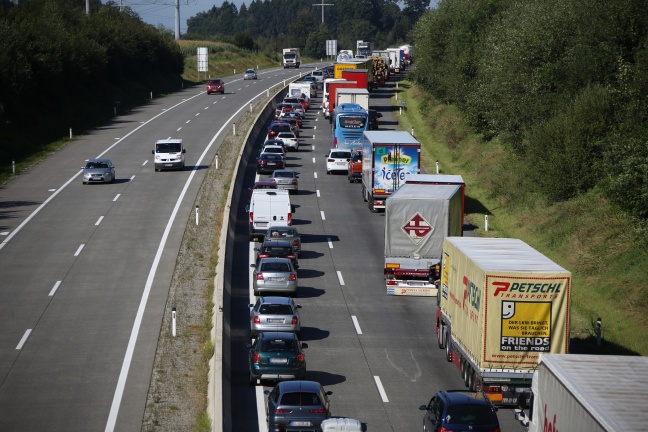 Stau nach Verkehrsunfall mit sechs Fahrzeugen auf der Westautobahn