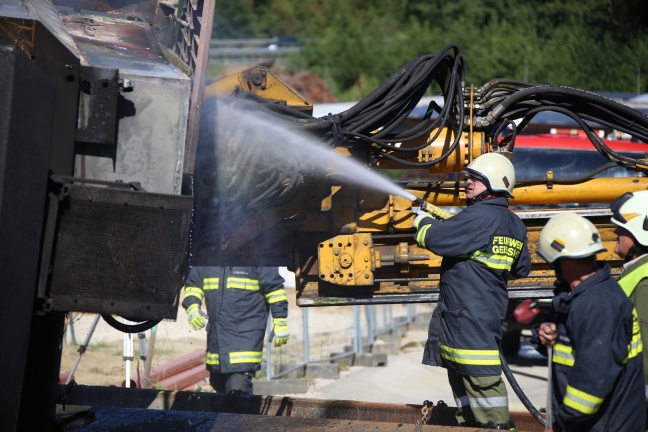 Feuerwehr bei Brand eines umgestürzten Baggers in Pichl bei Wels im Einsatz