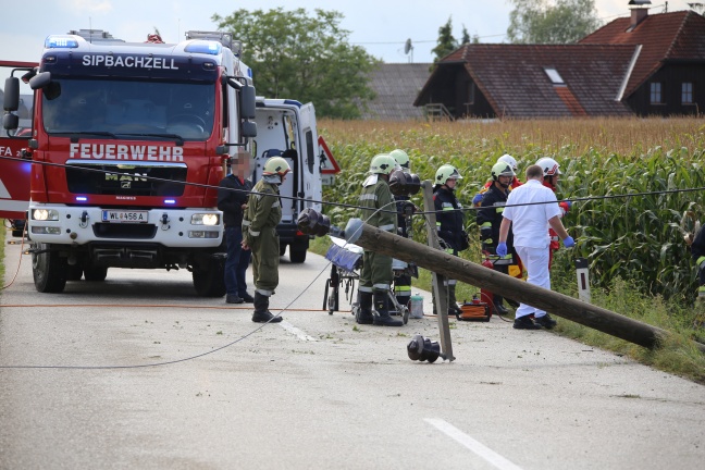 PKW-Lenkerin kracht bei schwerem Verkehrsunfall in Sipbachzell gegen Strommast