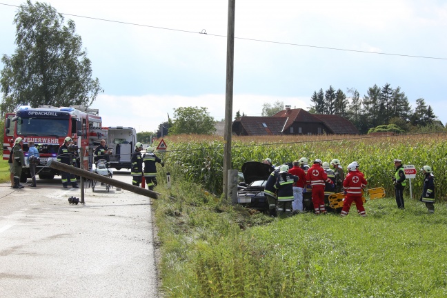 PKW-Lenkerin kracht bei schwerem Verkehrsunfall in Sipbachzell gegen Strommast
