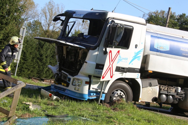 Milchtransporter kollidiert in Bad Wimsbach-Neydharting mit Lokalbahn-Triebwagen