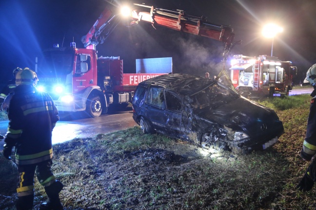 Auto ging nach schwerem Verkehrsunfall mit Überschlag in Flammen auf