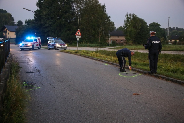 Fahrerflucht nach schwerem Verkehrsunfall mit Radfahrerin in Regau