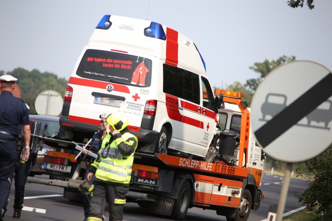 Verkehrsunfall mit Rettungsfahrzeug in Gunskirchen forderte zwei Verletzte