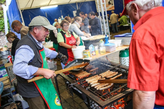 Viele Schnppchenjger beim Flohmarkt in der Pfarre Wels-St. Josef