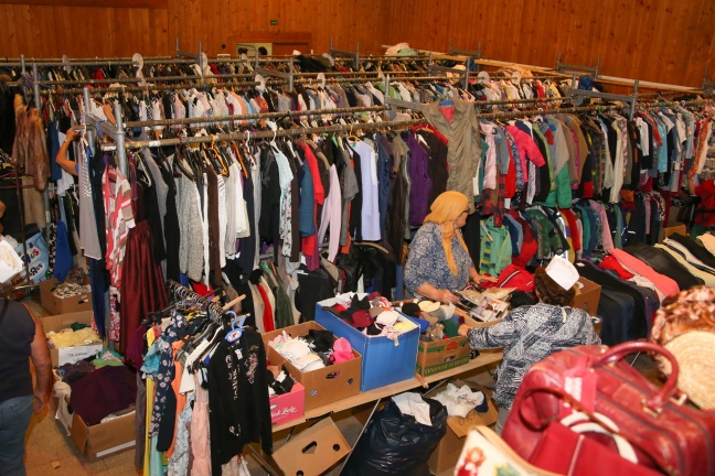 Viele Schnppchenjger beim Flohmarkt in der Pfarre Wels-St. Josef