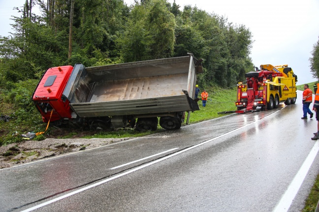 Schotter-LKW bei Unfall in Ohlsdorf umgestürzt