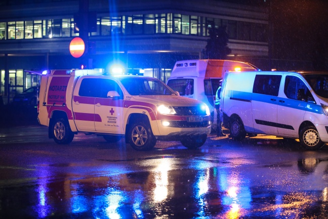 Schwerer Verkehrsunfall in Wels-Pernau: Motorroller von LKW erfasst