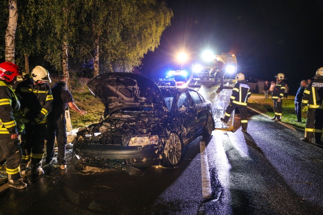 Auto krachte in Aistersheim gegen Baum und begann zu brennen