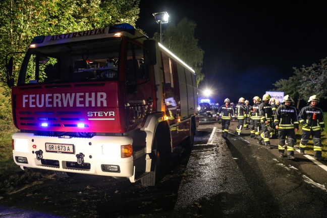 Auto krachte in Aistersheim gegen Baum und begann zu brennen
